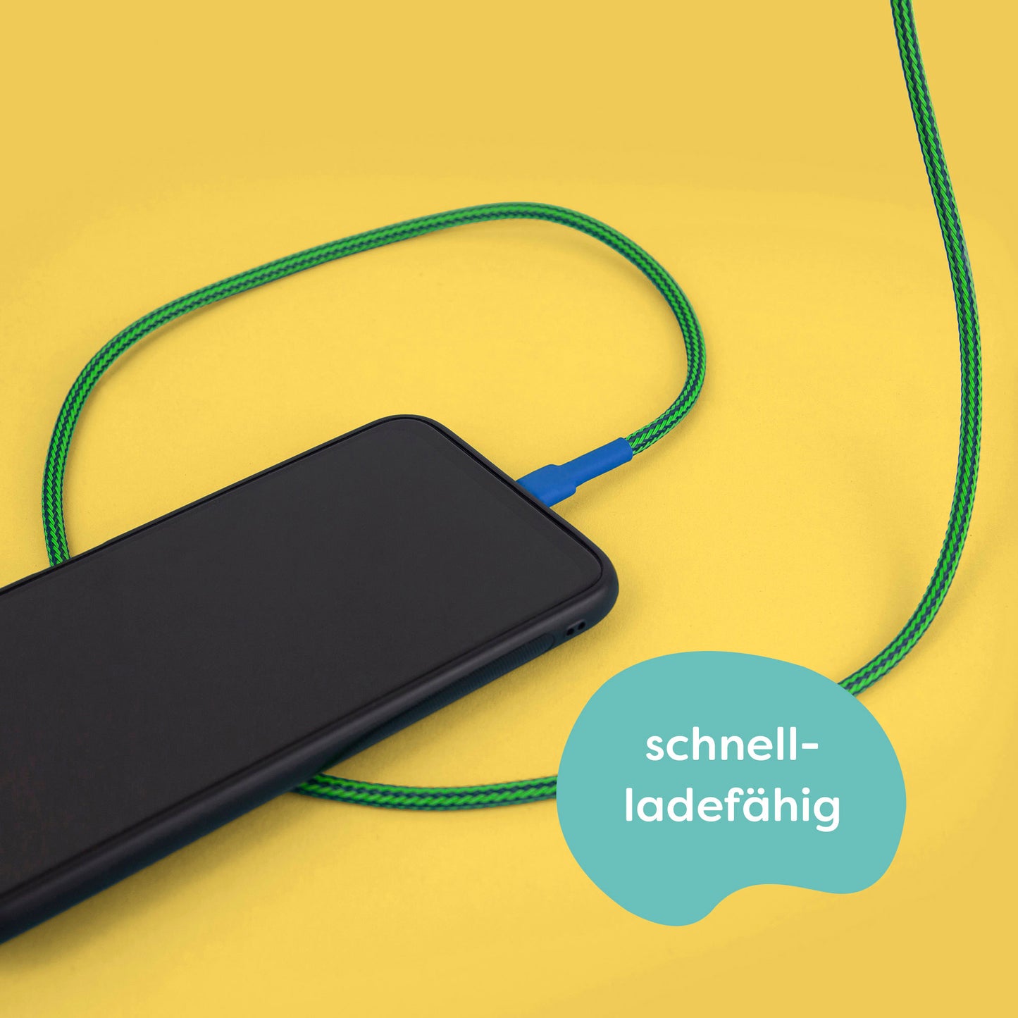 The recable supports fast charging with up to 3 amperes. Illustration: A green-blue recable is connected to a smartphone.