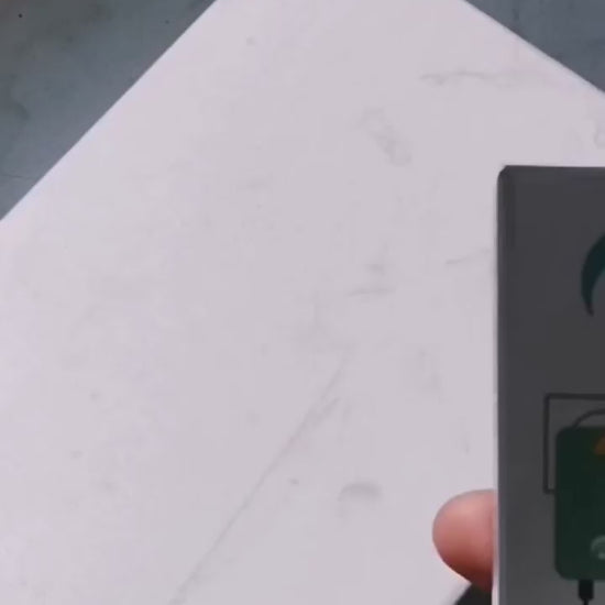 Video: Zwei Ladekabel werden an den Charger angeschlossen. Das Ladegerät wird dann in die Steckdose gesteckt und die beiden Kabel mit einem Laptop und einem Smartphone verbunden.