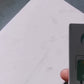 Video: Zwei Ladekabel werden an den Charger angeschlossen. Das Ladegerät wird dann in die Steckdose gesteckt und die beiden Kabel mit einem Laptop und einem Smartphone verbunden.