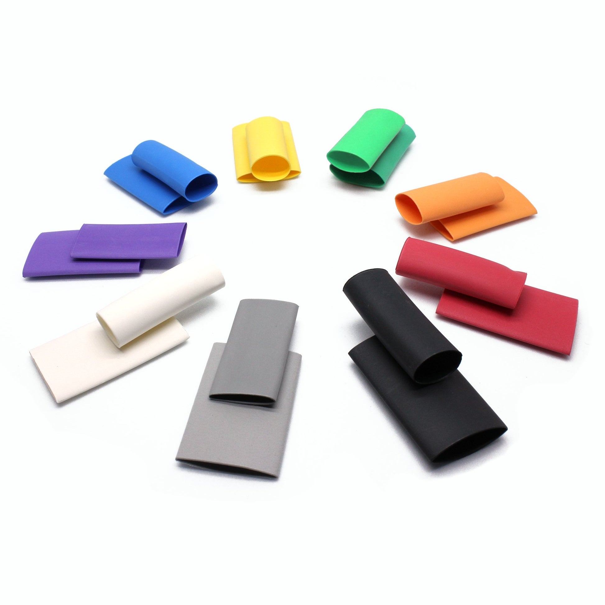 Ein buntes Steckerummantelungs-Set für USB A mit dazugehörigen Ausgleichsstück in einem Kreis angeordnet